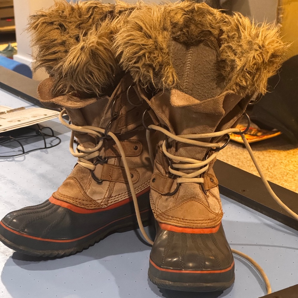 Joan of Artic Sorel winter boot. Size 8
